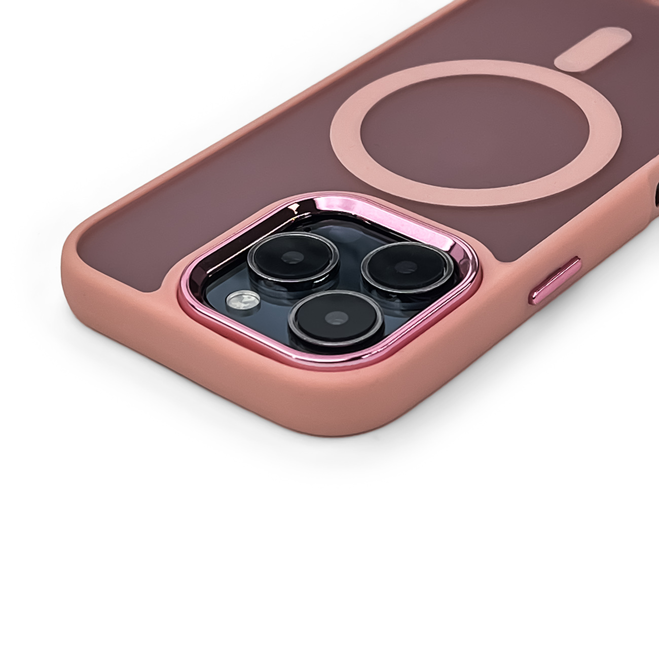 Zbliżenie na etui na telefon z trzema obiektywami aparatu i magnetycznym pierścieniem.