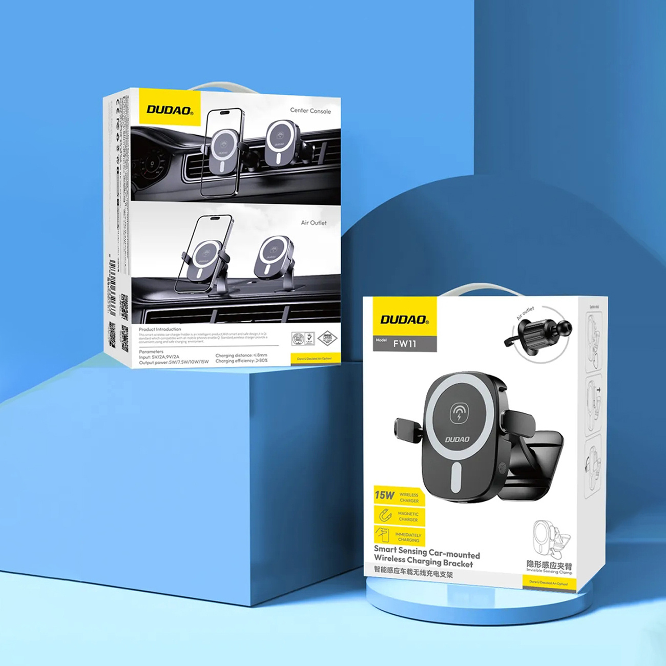 Dwa pudełka pokazujące uchwyt na telefon. Uchwyt ma funkcje ładowania i montażu. Białe tło.