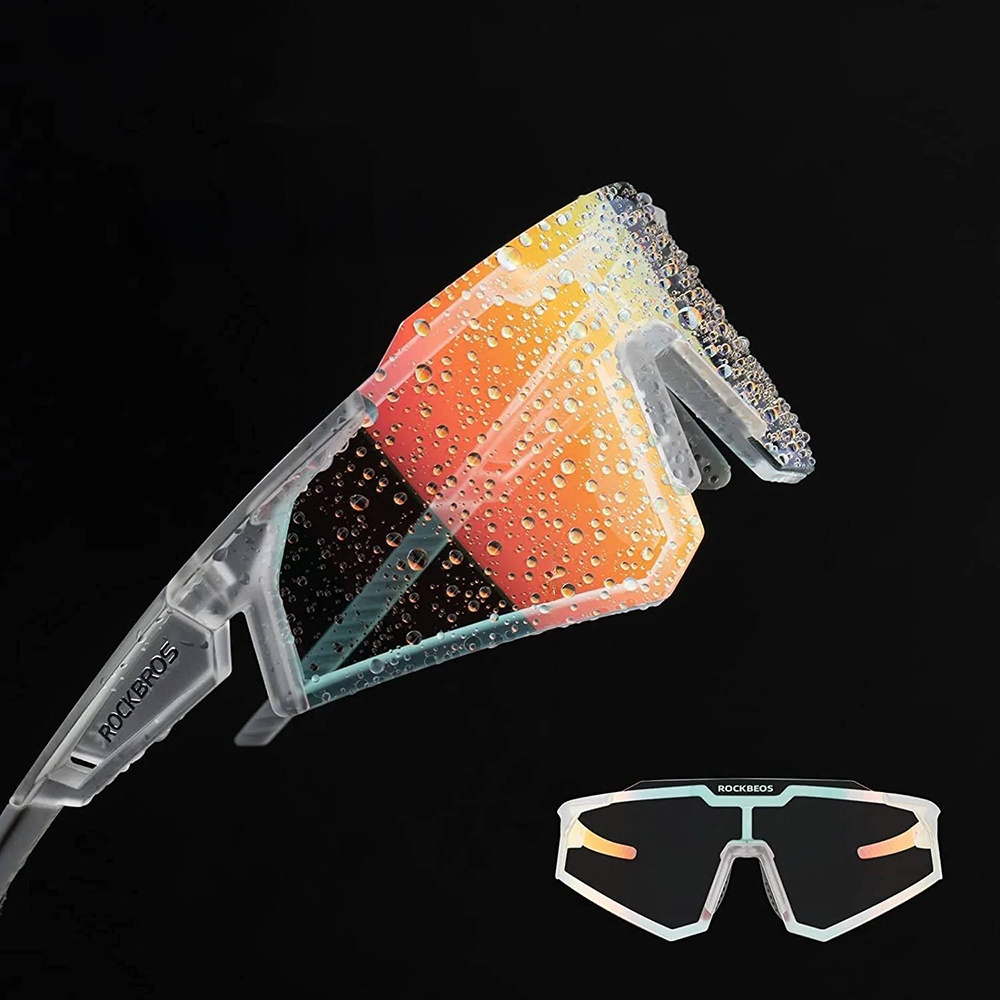 Okulary przeciwsłoneczne Rockbros z kroplami wody na soczewkach na ciemnym tle.