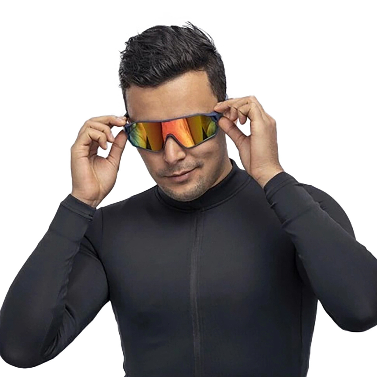 Mężczyzna w sportowych okularach przeciwsłonecznych z pomarańczowymi soczewkami, patrzący w dół, czarna koszula.