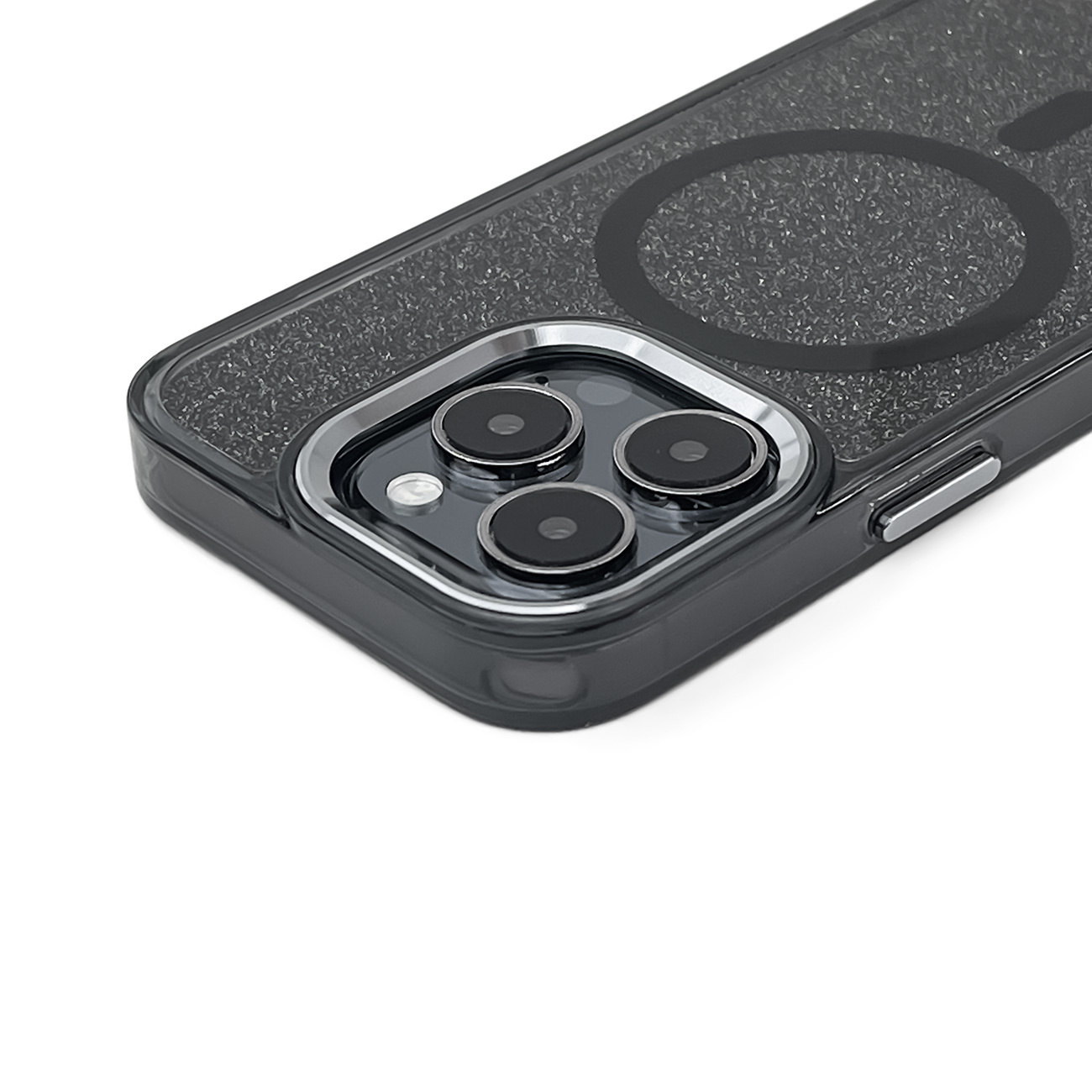 Zbliżenie etui na telefon z pierścieniem MagSafe, wypukłością aparatu i czarnym wnętrzem.