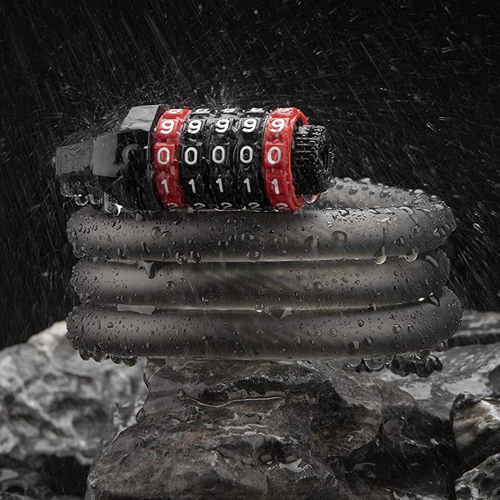 Czarna blokada rowerowa z tarczą kombinacji w deszczu z kroplami wody.