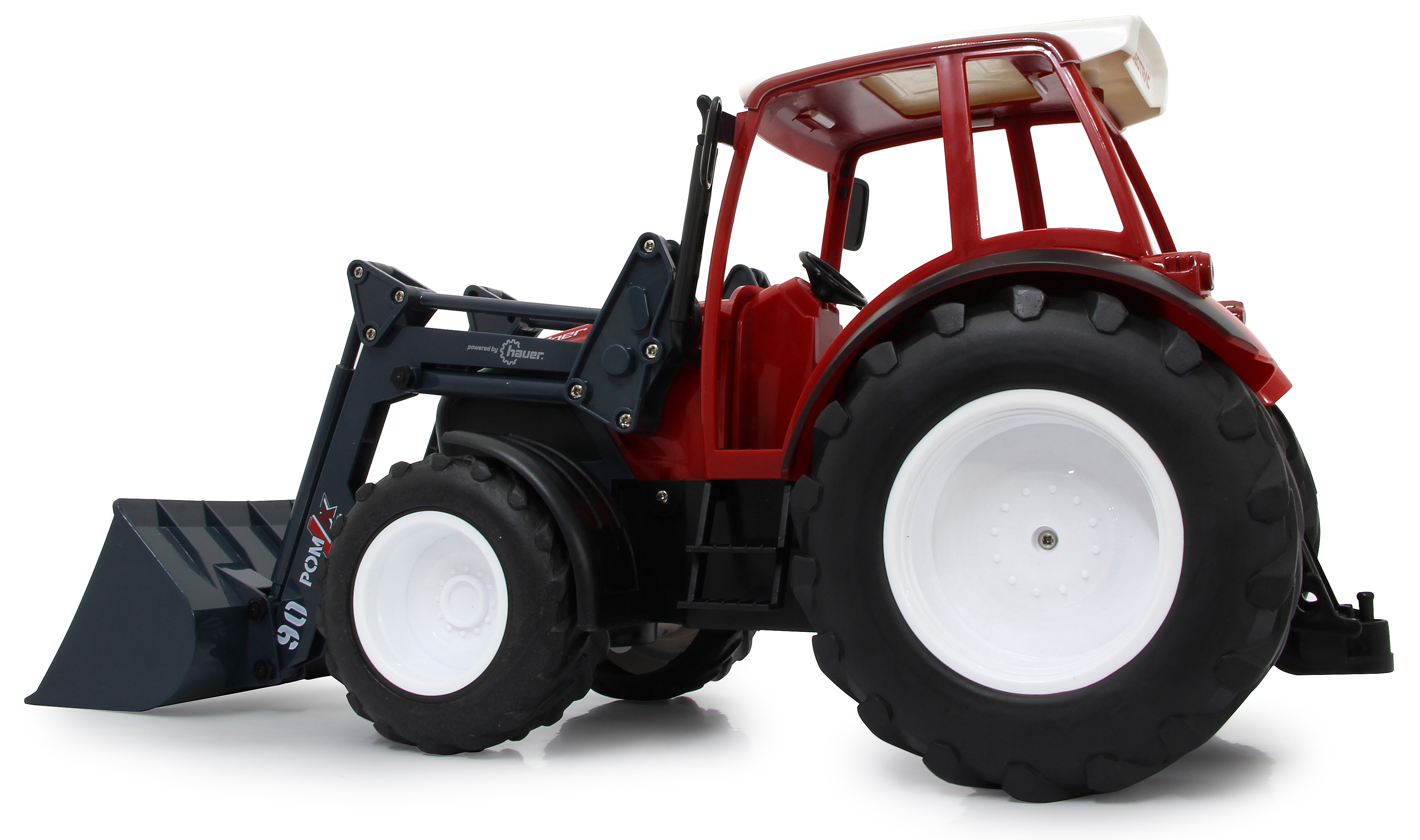 Ein roter und schwarzer Spielzeugtraktor mit Frontlader, mit weißen Reifen auf weißem Grund.