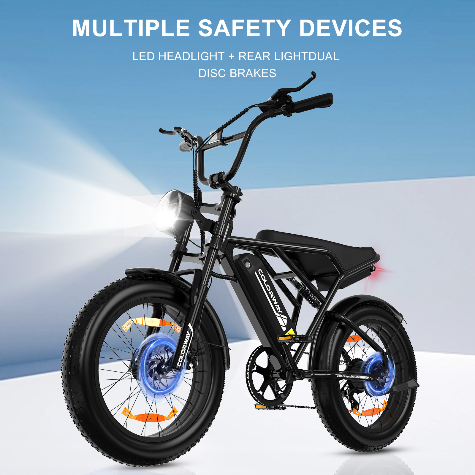 Schwarzes E-Bike mit mehreren Sicherheitsmerkmalen: LED-Scheinwerfer, Rücklicht und Doppelscheibenbremsen.