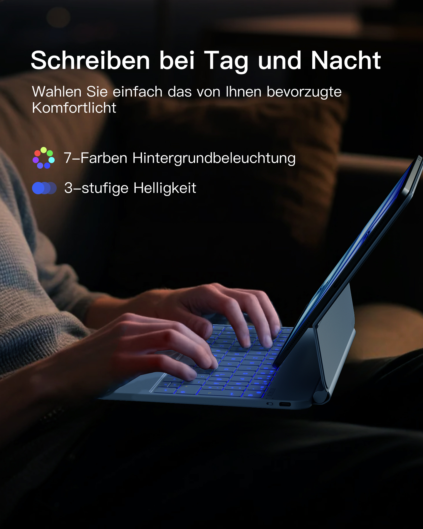 Person benutzt Tablet mit Tastatur, in dunkler Umgebung, beleuchtete Tastaturtasten.