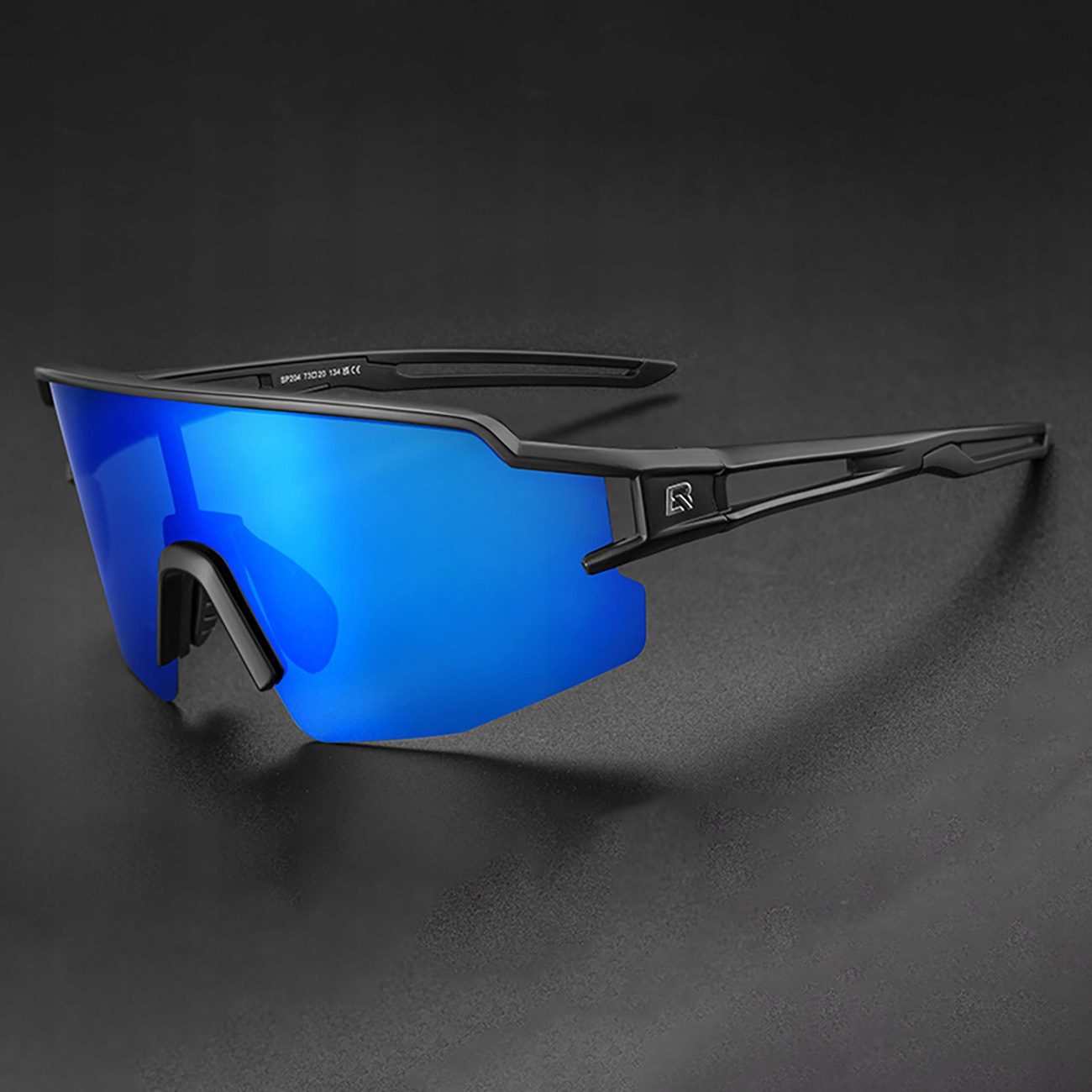 Schwarze Sportsonnenbrille mit blau verspiegelten Gläsern. Das Gestell hat ein modernes Design. Die Gläser sind groß und gewölbt.