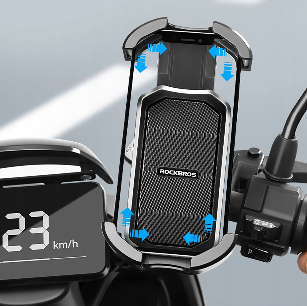 Een telefoonhouder gemonteerd op een scooter of motorfiets, met een telefoon en pijlen die de verstelbaarheid aangeven.