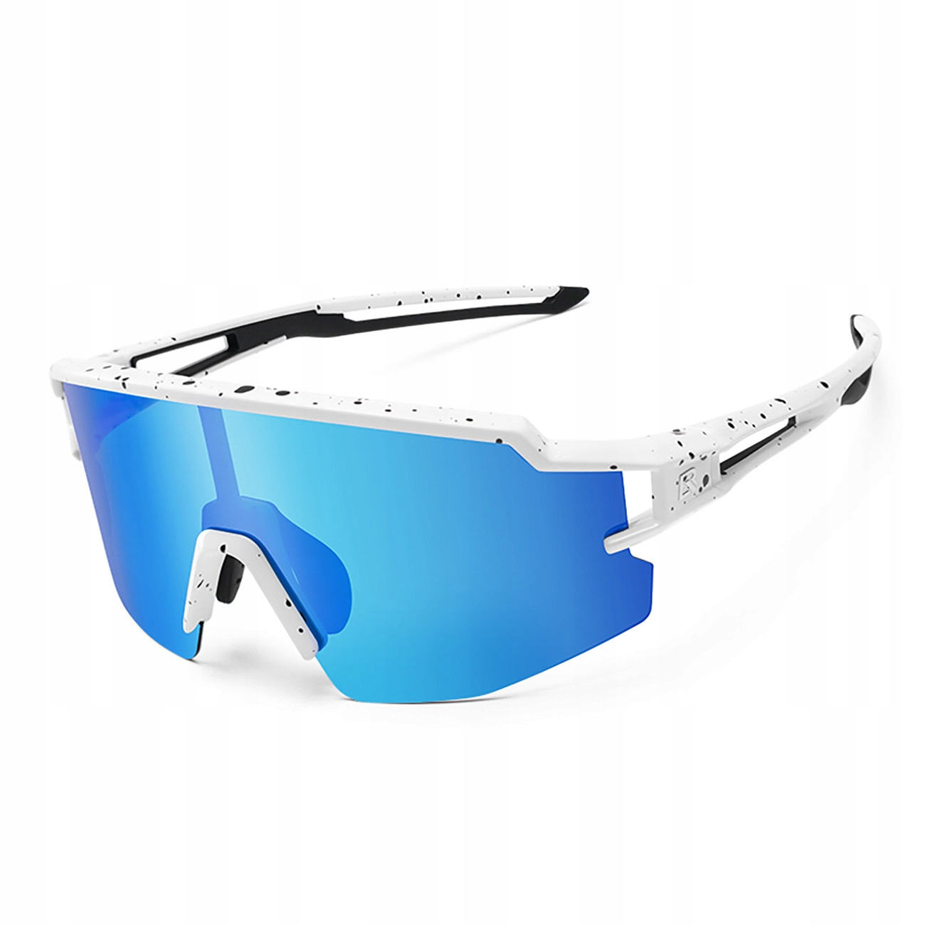 Occhiali da sole sportivi bianchi con lenti blu riflettenti, isolati su sfondo bianco.