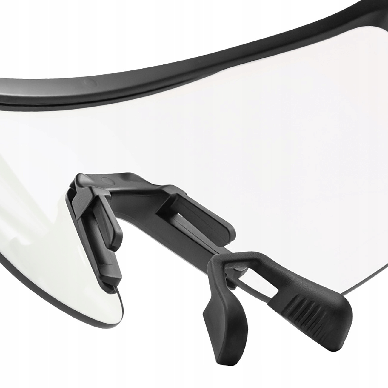 Nahaufnahme einer Sportsonnenbrille mit schwarzen Rahmen und transparenten Gläsern und schwarzen Nasenpads.
