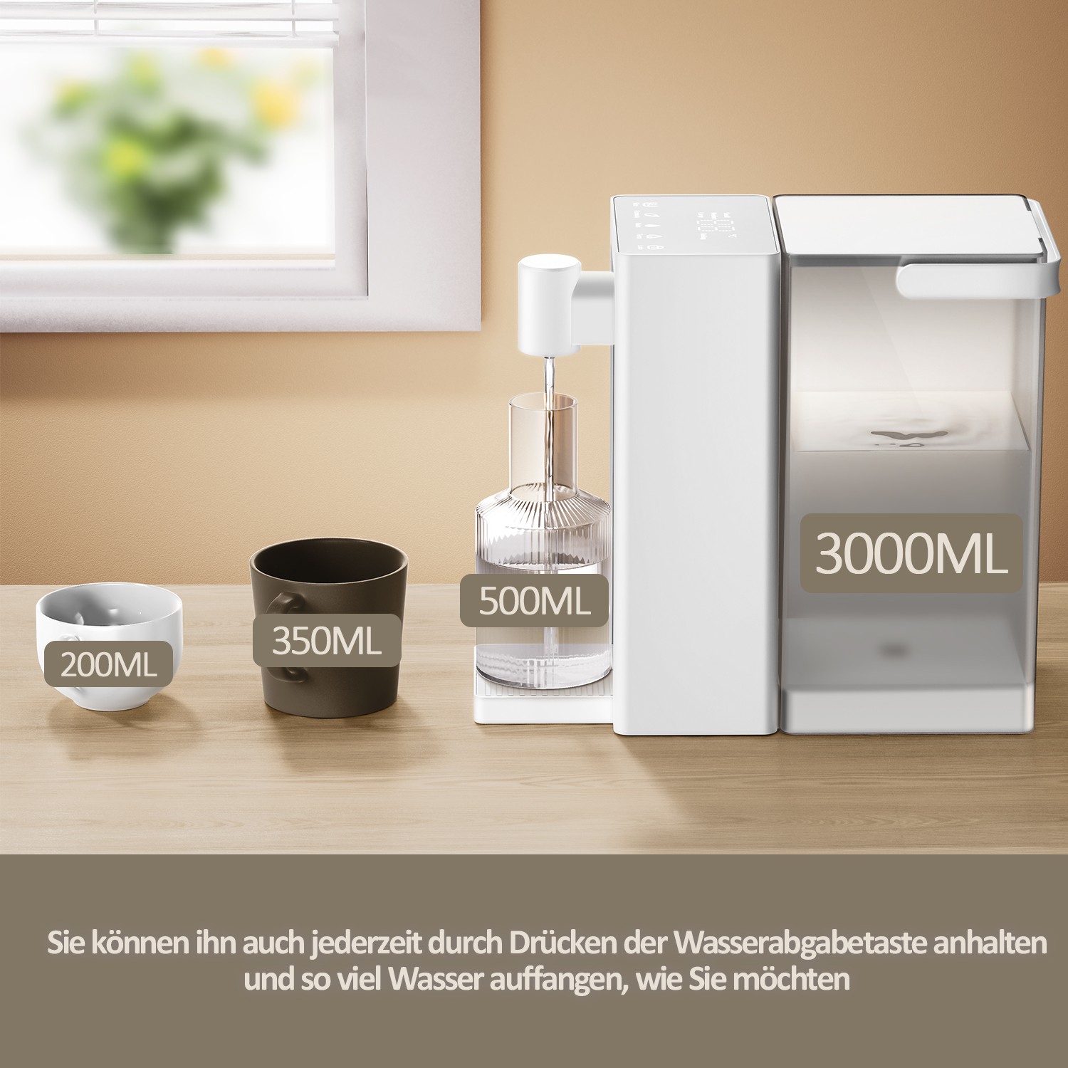 Ein Wasserspender mit drei unterschiedlich großen Bechern. Der Spender hat einen 3000ml Wassertank.