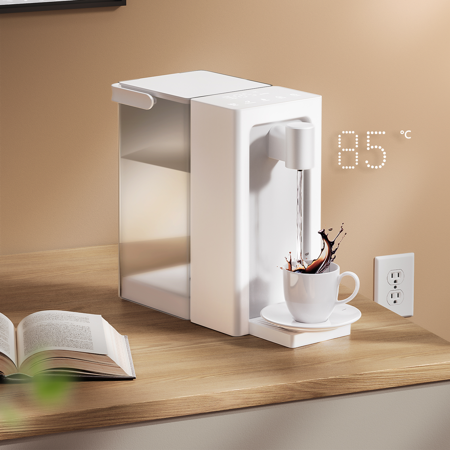 Ein weißer Wasserspender, der Wasser in eine Tasse gießt, neben einer Steckdose und einem offenen Buch.