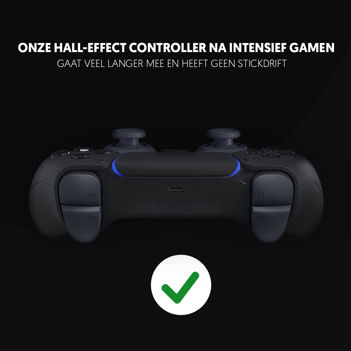 Controller di gioco nero, vista posteriore, con testo 'ONZE HALL-EFFECT CONTROLLER NA INTENSIEF GAMEN' e un segno di spunta.