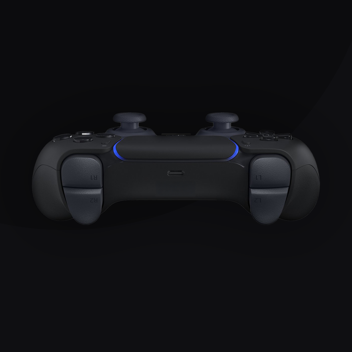 Controller di gioco nero con luce blu. Due levette, pulsanti e grilletti. Sfondo scuro.