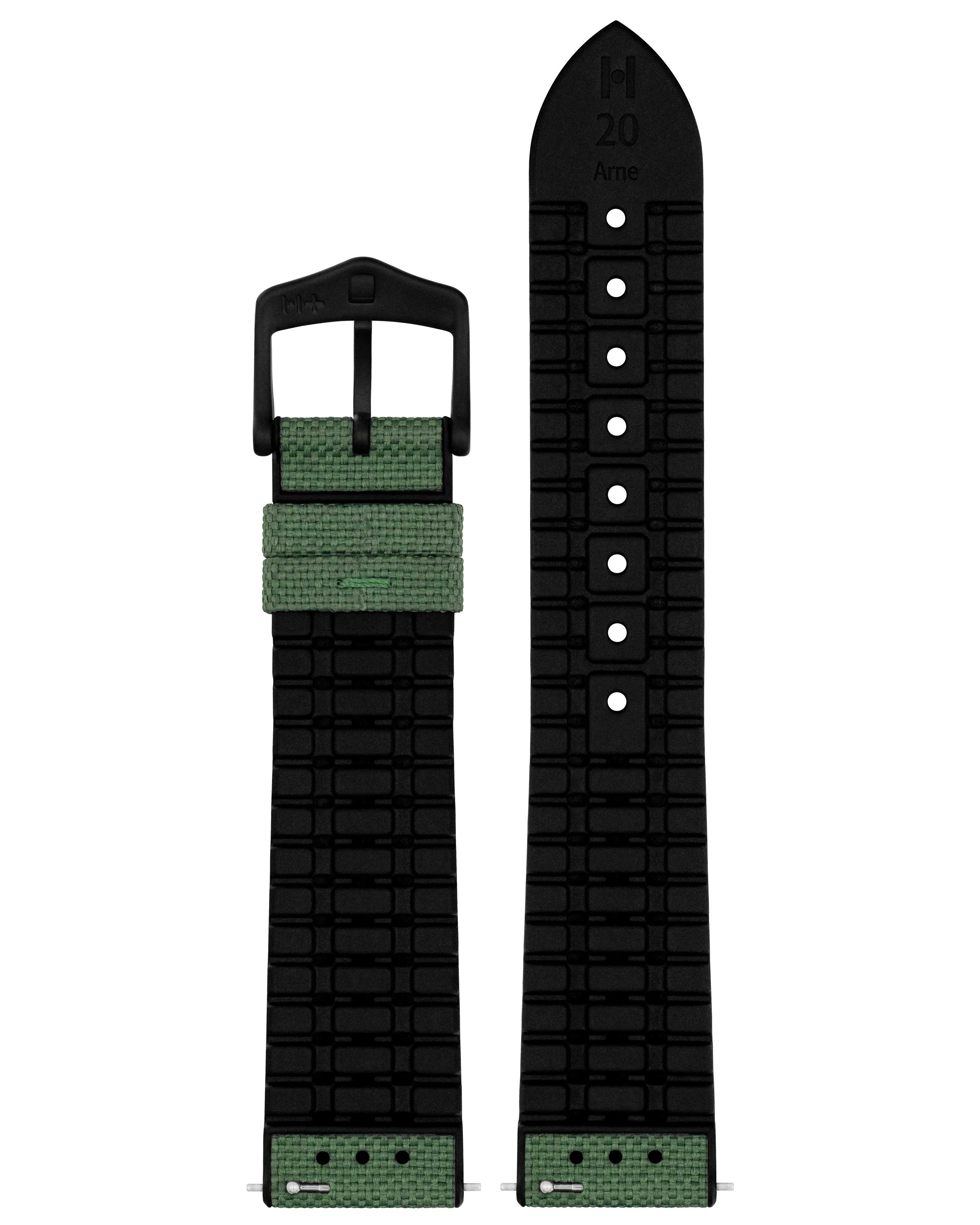 Grünes Uhrenarmband mit schwarzer Schnalle und einem schwarzen Gummiteil. Weißer Hintergrund.