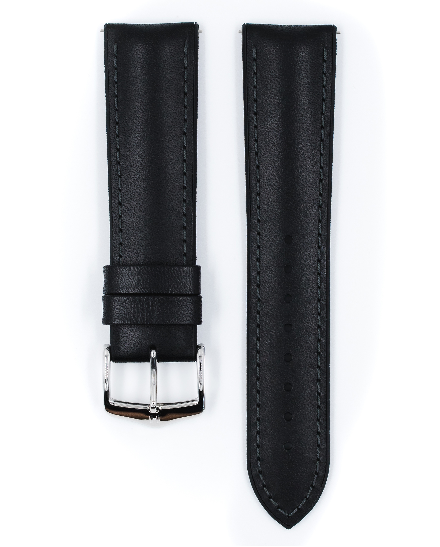 Zwei schwarze Lederarmbänder liegen nebeneinander auf weißem Grund. Eines hat eine Schnalle.