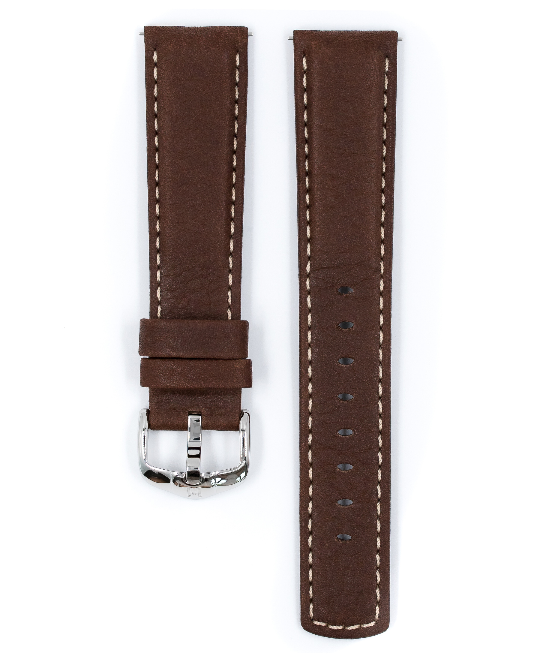 Braunes Leder-Uhrenarmband mit weißen Nähten und silberner Schnalle, auf Weiß.