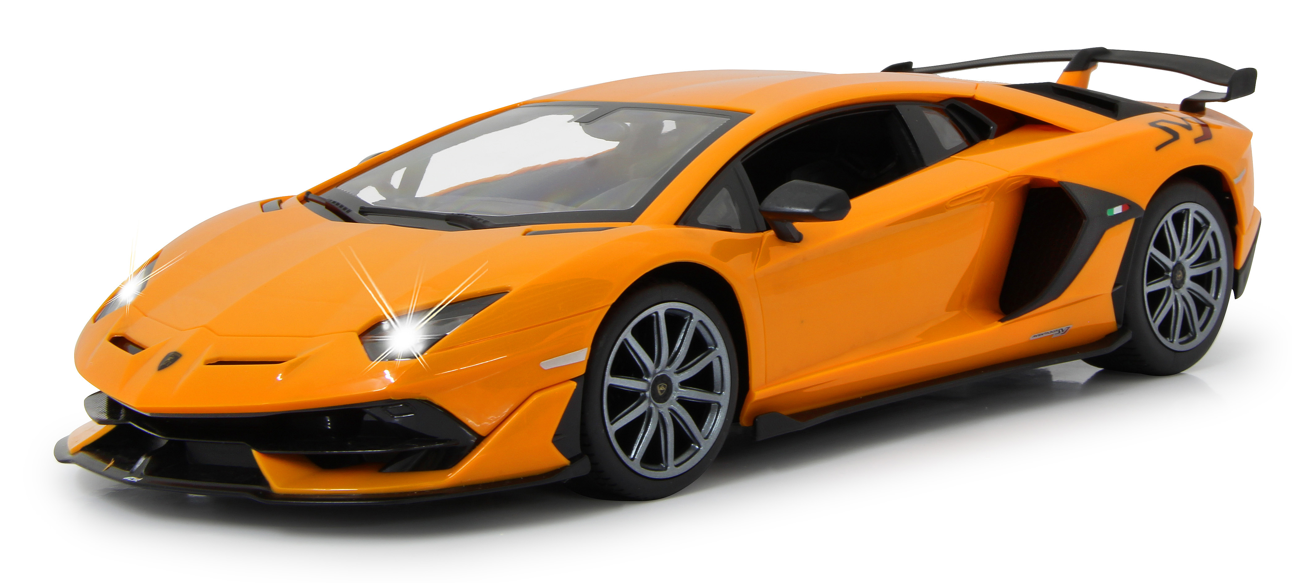 Un modelo de coche Lamborghini Aventador SVJ naranja con faros encendidos. Sobre una superficie blanca con fondo blanco.