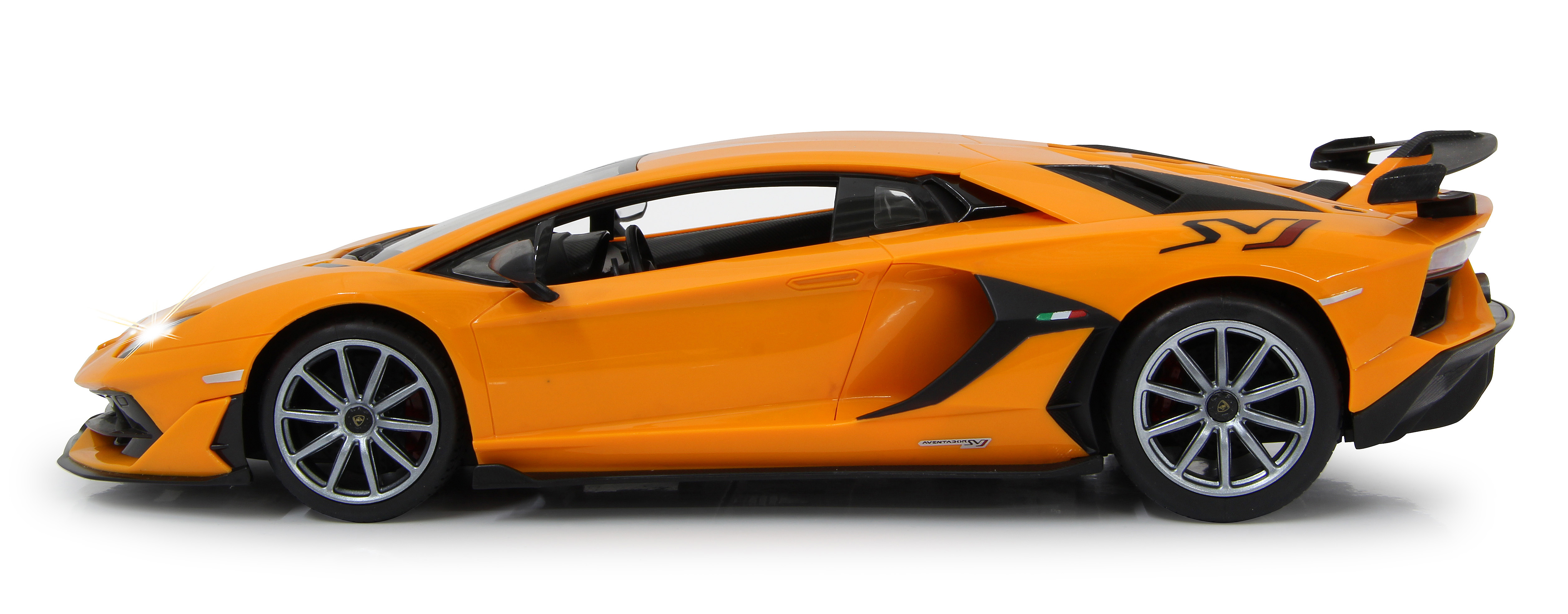 Un modelo de coche Lamborghini Aventador SVJ naranja. Se muestra la vista lateral con los faros encendidos sobre fondo blanco.