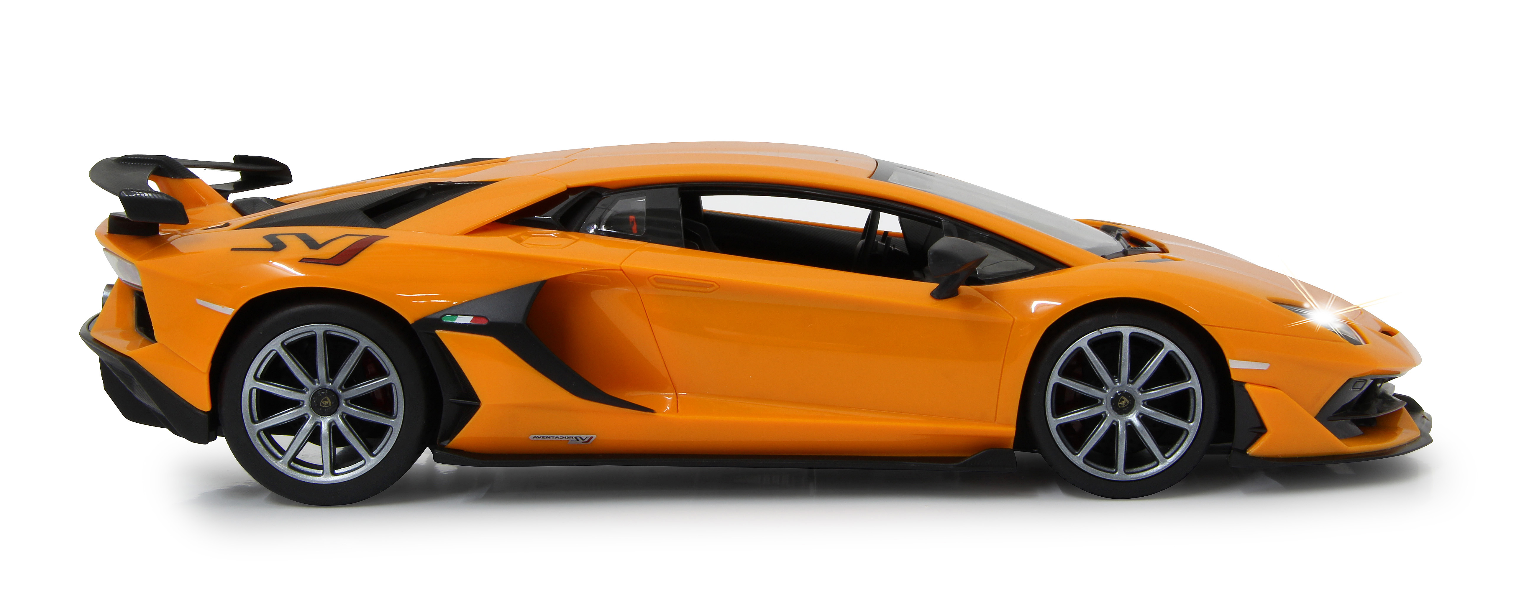 Un modelo de coche Lamborghini Aventador SVJ naranja. La vista lateral sobre una superficie blanca con las luces encendidas.