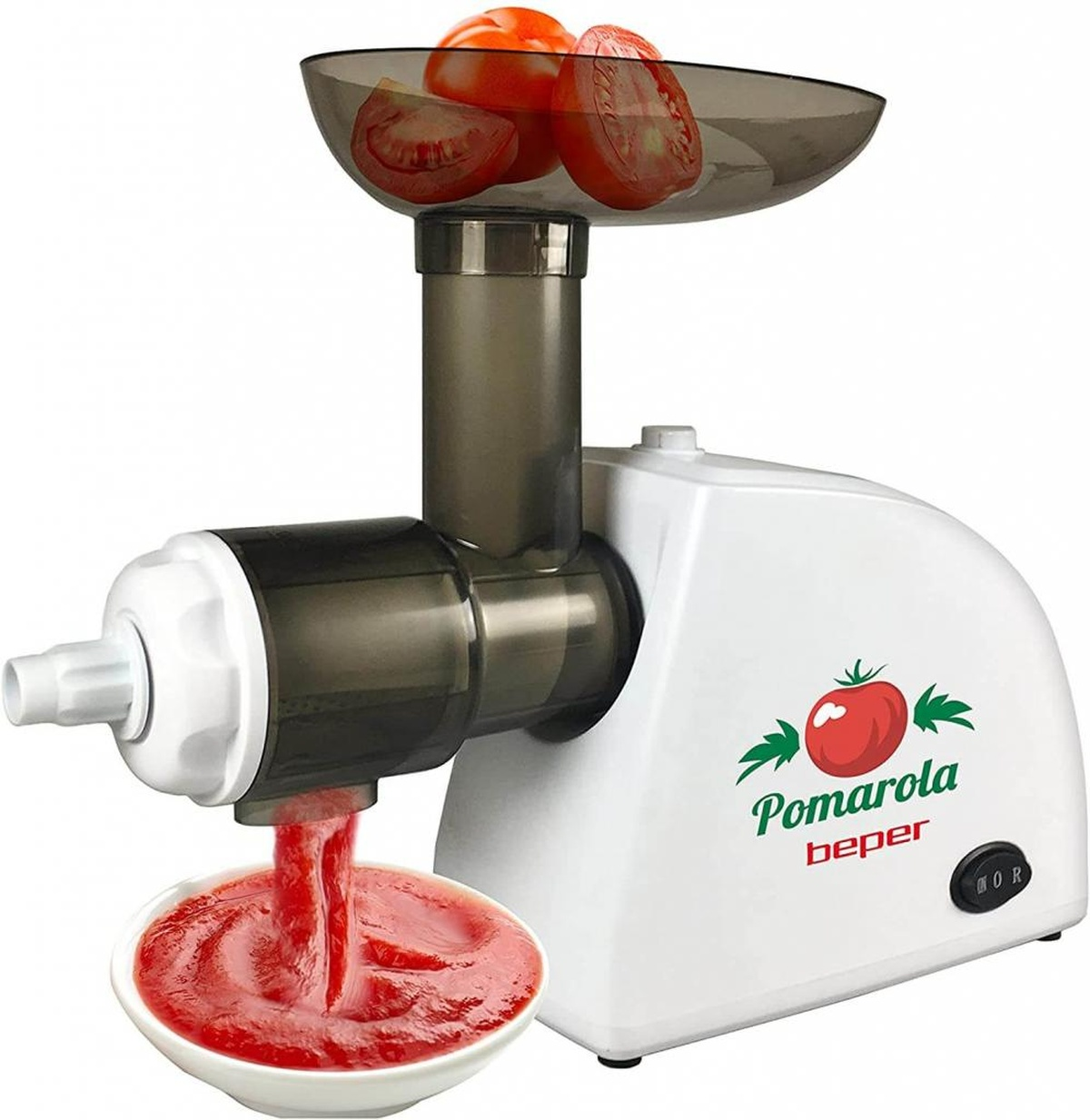 Weißes Gerät mit Tomatenbild, schwarzem Ausguss und roter Tomatensauce, die in eine Schüssel gegossen wird.