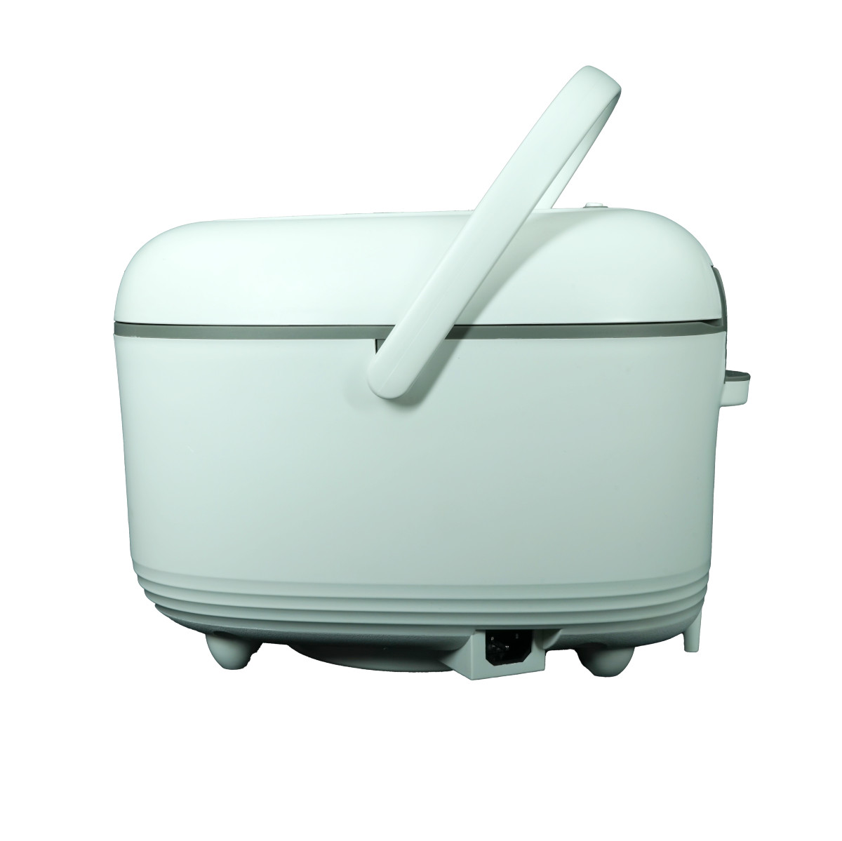 Una olla arrocera blanca, vista lateral, con asa y entrada de cable de alimentación. Aislada sobre fondo blanco.