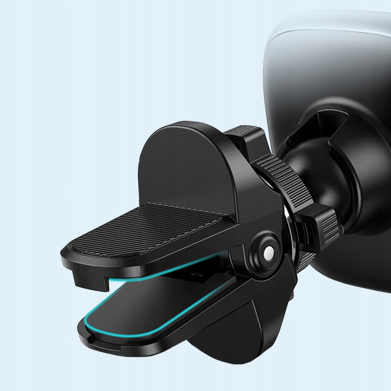 Czarny uchwyt samochodowy na telefon, zbliżenie. Uchwyt jest przymocowany do kratki wentylacyjnej samochodu, z niebieskim akcentem.