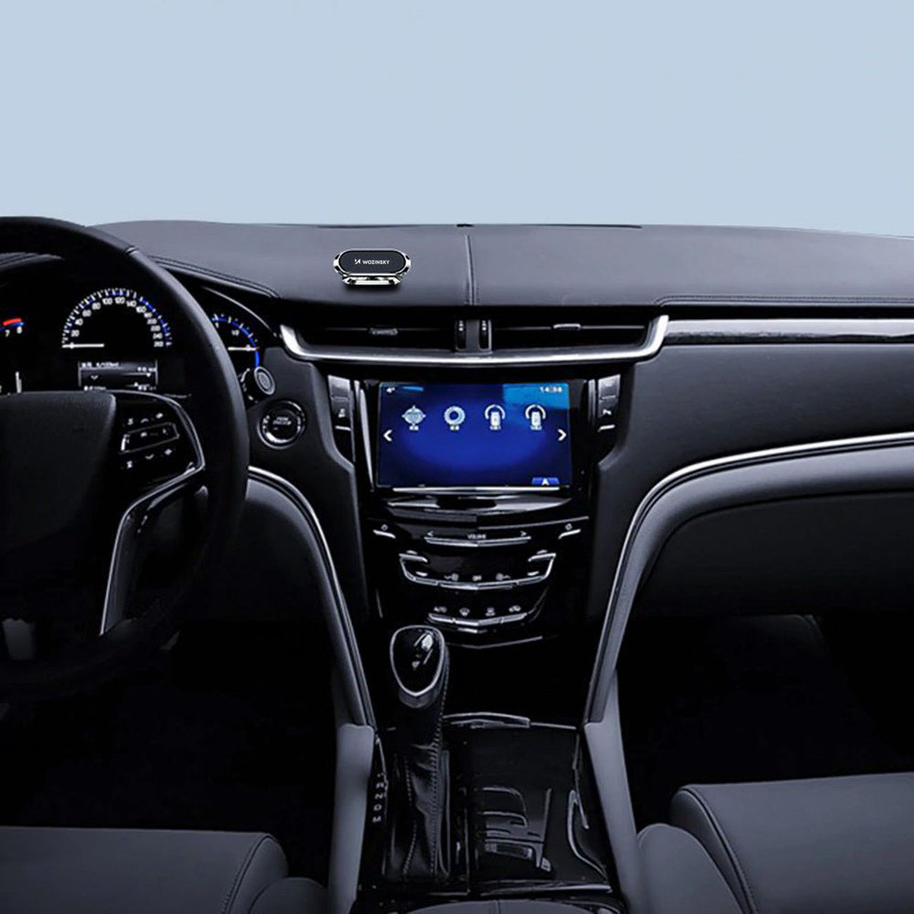 Wnętrze samochodu z deską rozdzielczą i uchwytem na telefon z napisem 'WOZINSKY' na desce.