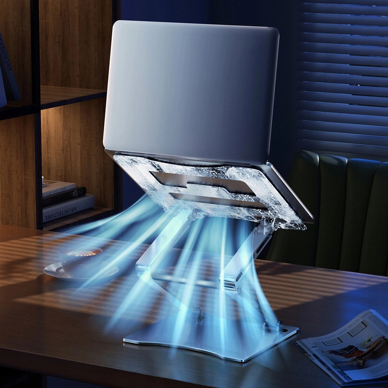 Laptop na srebrnym stojaku z niebieskimi otworami wentylacyjnymi i drewnianym biurkiem.