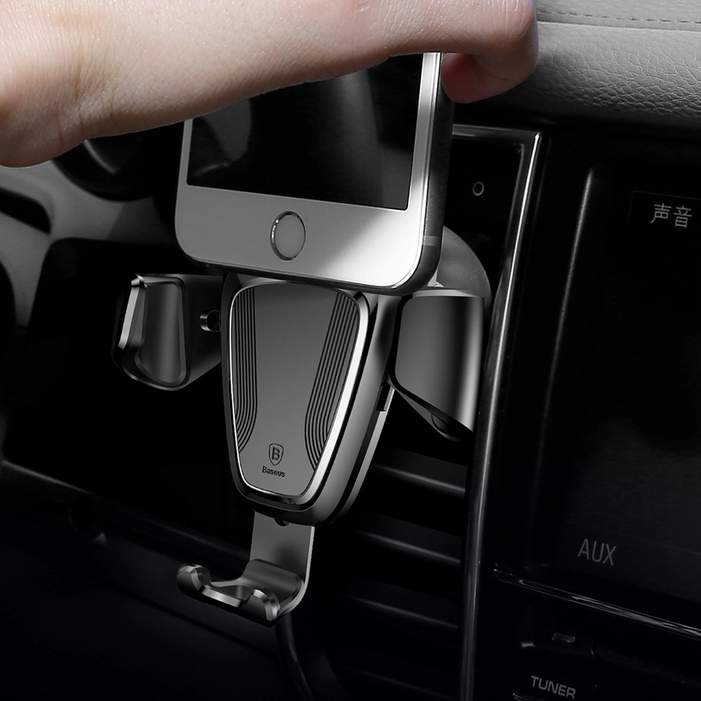 Ein Telefon wird in einer Autotelefonhalterung gehalten, die am Armaturenbrett eines Autos befestigt ist.