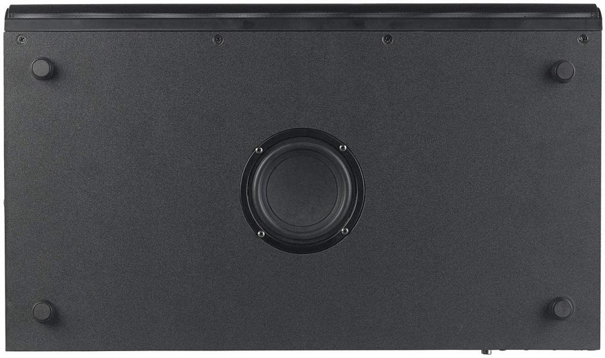 Die Unterseite einer schwarzen Soundbar mit zentralem Lautsprecher und vier Füßen auf weißem Grund.
