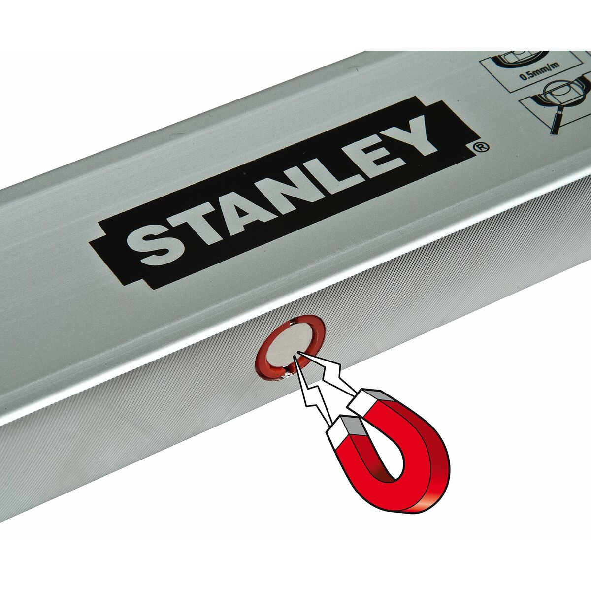 Primer plano de un nivel Stanley, nombre de la marca visible con un imán.