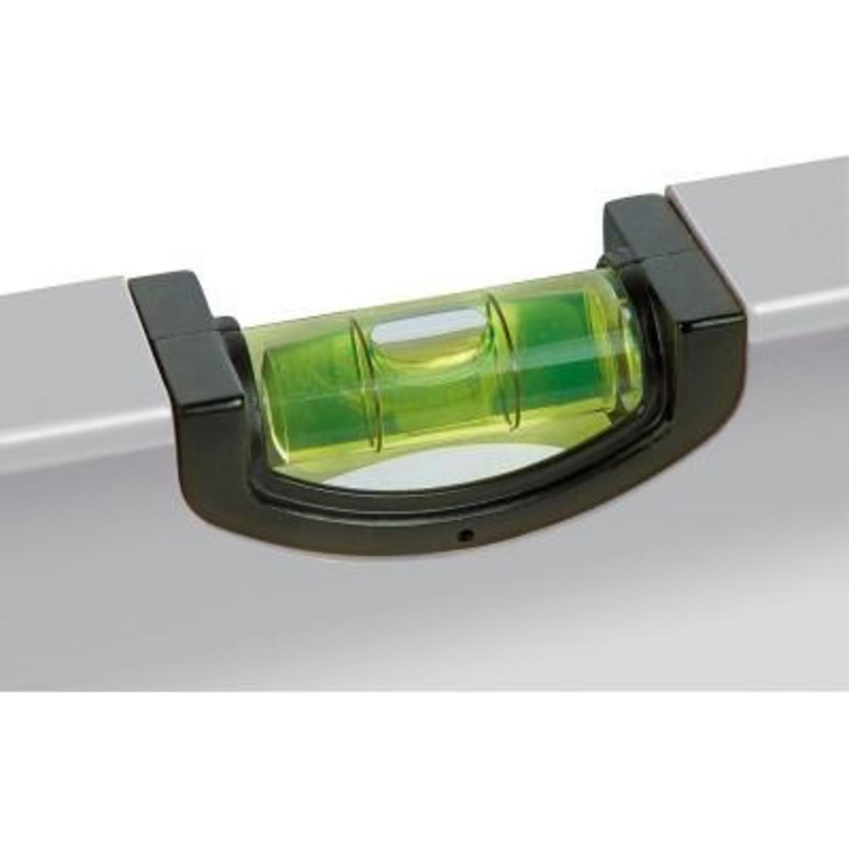 Primer plano de un nivel con una burbuja, mostrando líquido verde dentro de un tubo transparente.