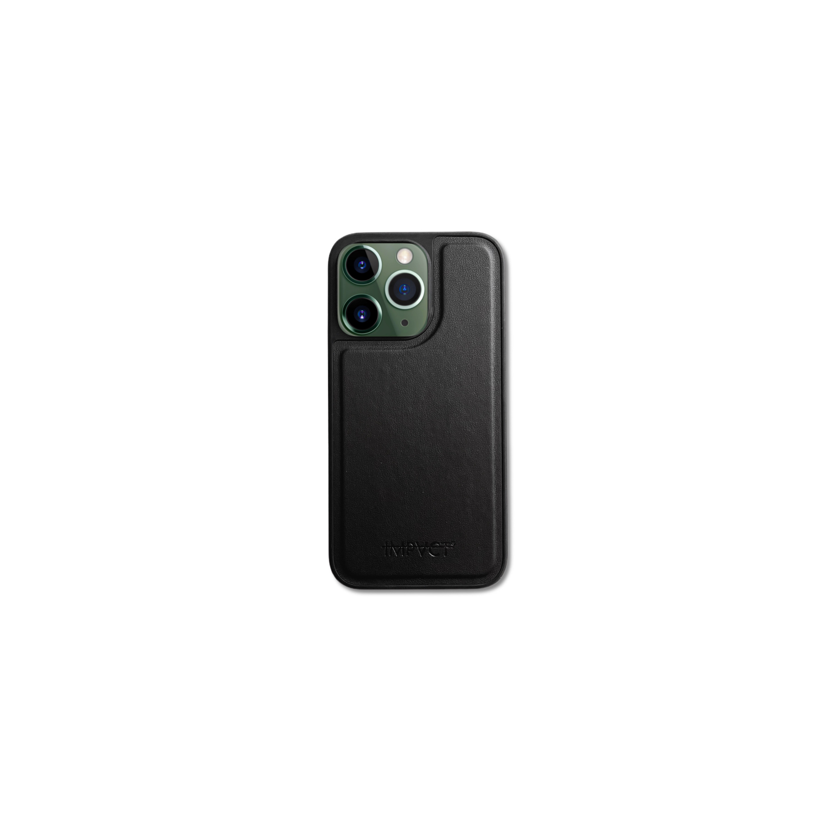 Custodia nera per telefono con tre fotocamere. La custodia ha la scritta 'IMPACT'. Sfondo bianco.