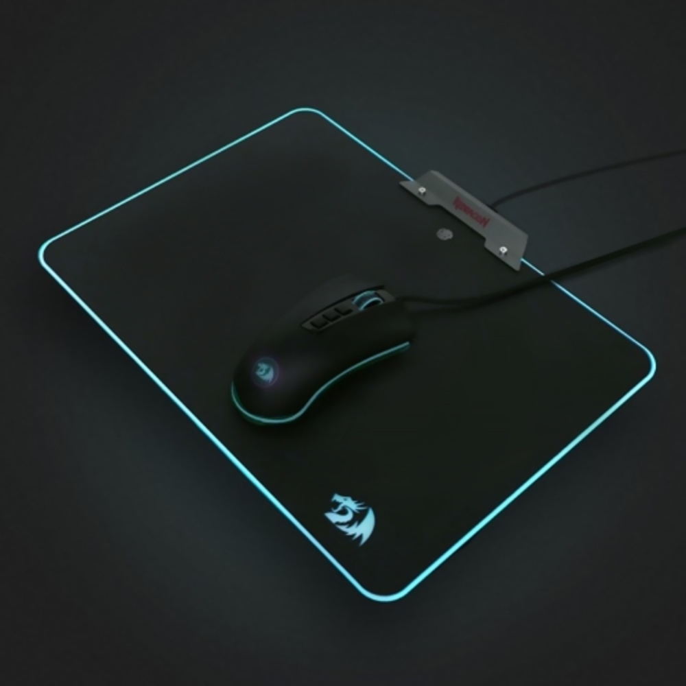Konfiguracja do gier z czarną myszą na czarnej podkładce z niebieskim światłem na krawędzi.