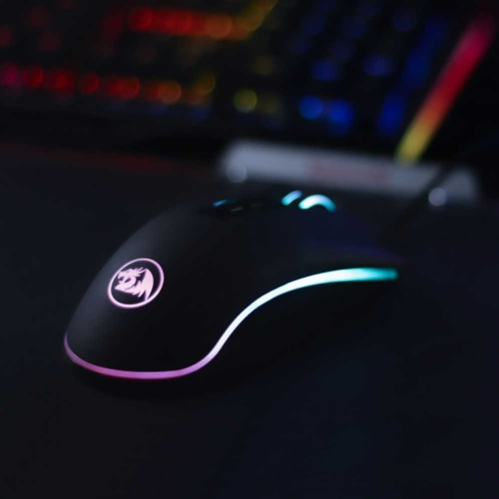Czarna mysz do gier z logo i kolorowymi światłami. Ciemna powierzchnia z klawiaturą w tle.