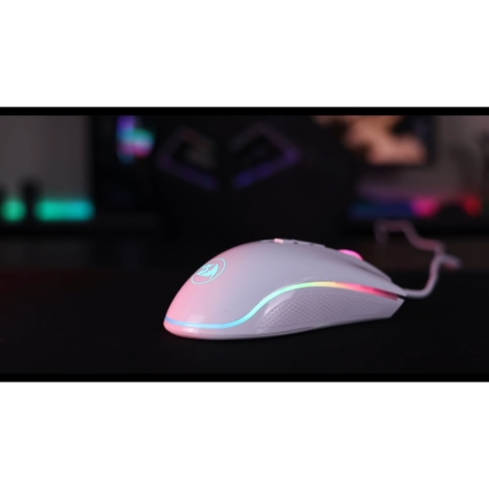 Biała mysz gamingowa z podświetleniem RGB na czarnej powierzchni z rozmytym tłem.