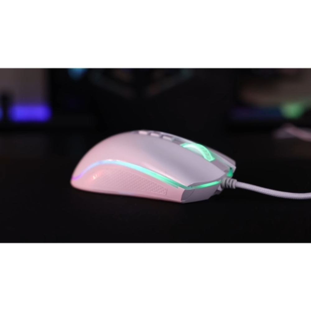 Biała mysz gamingowa z podświetleniem RGB na czarnej powierzchni z rozmytym tłem.