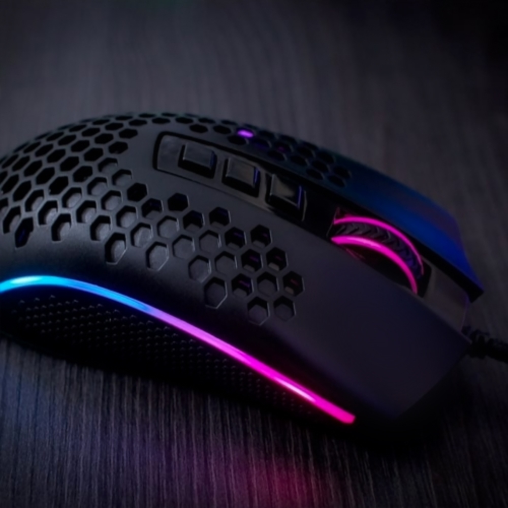 Czarna mysz do gier z wzorem plastra miodu i podświetleniem RGB na drewnianej powierzchni.