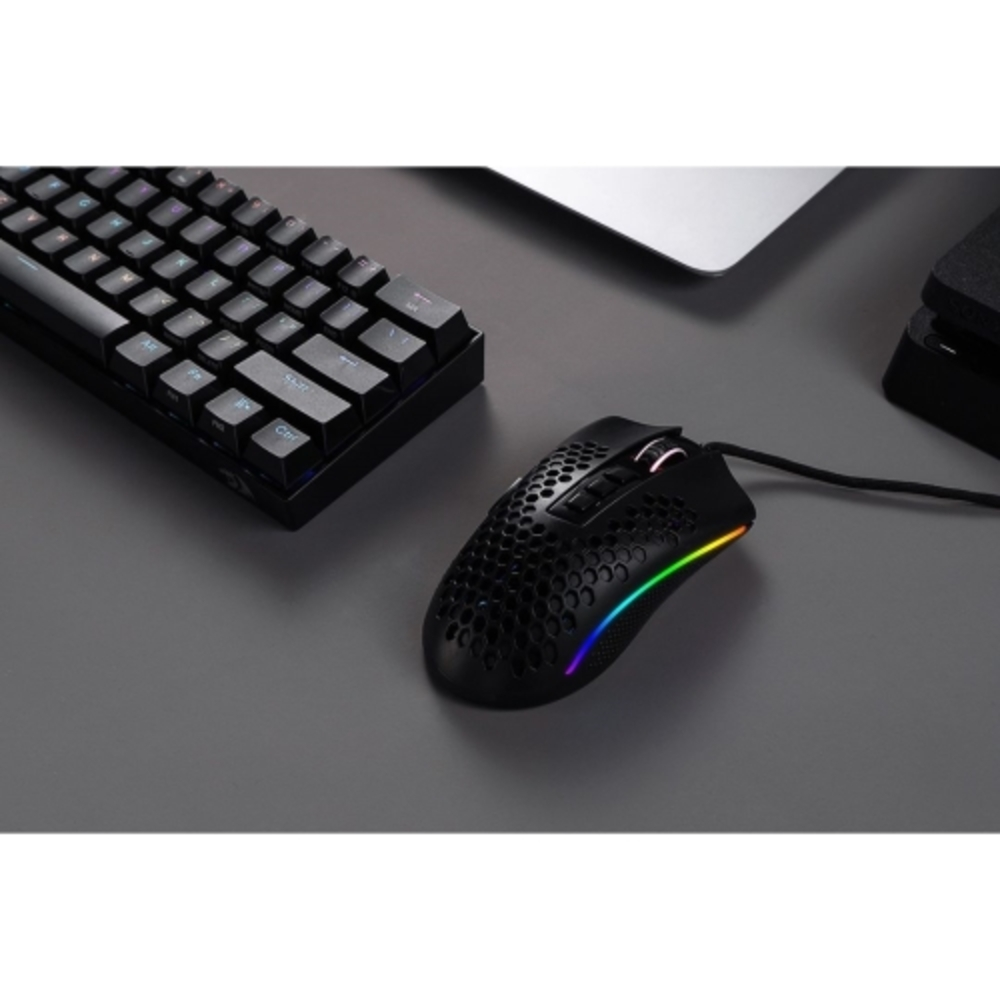 Konfiguracja do gier z czarną klawiaturą, myszą i laptopem na szarej powierzchni, z podświetleniem RGB.