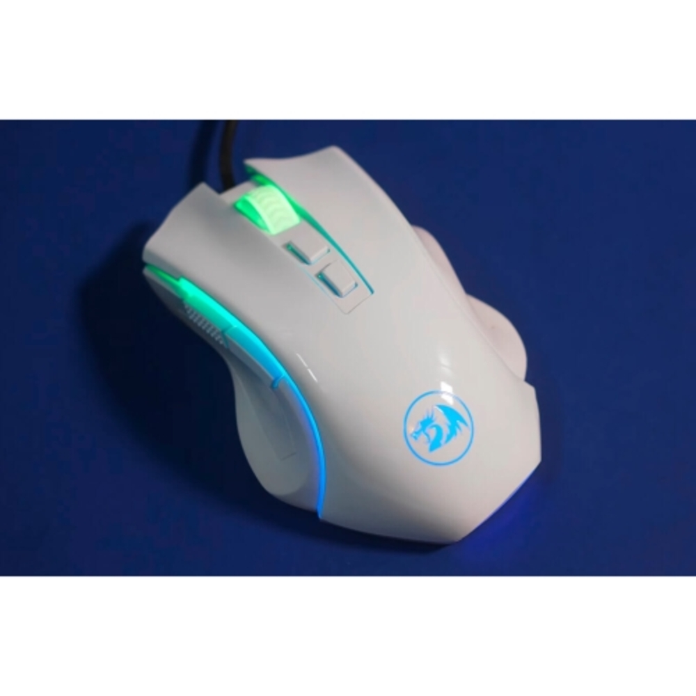 Biała mysz do gier na niebieskim tle. Ma światła LED i logo Redragon. Tło jest rozmyte.
