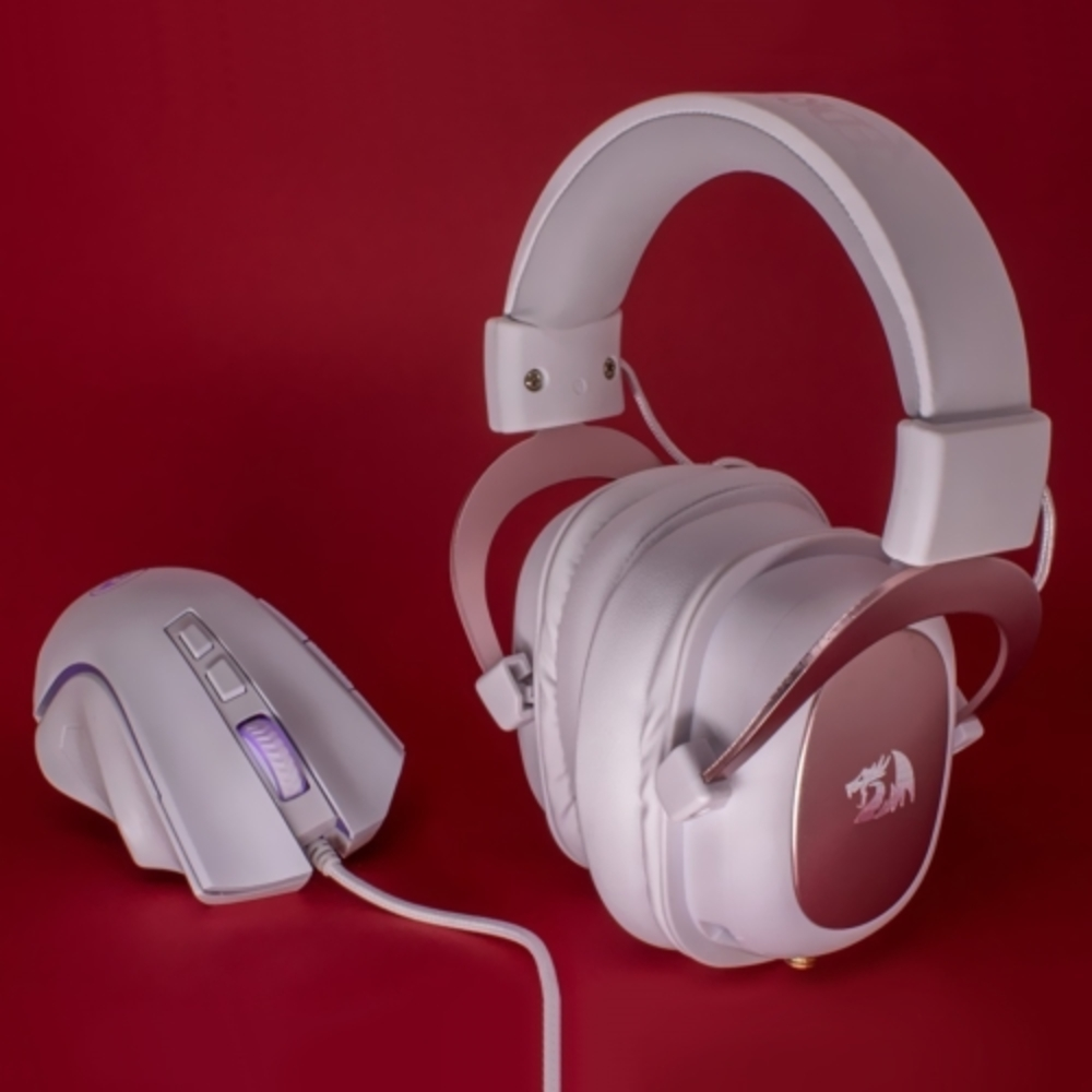 Biała mysz i zestaw słuchawkowy do gier na czerwonej powierzchni. Zestaw słuchawkowy ma akcenty w kolorze różowego złota. Oba mają logo.