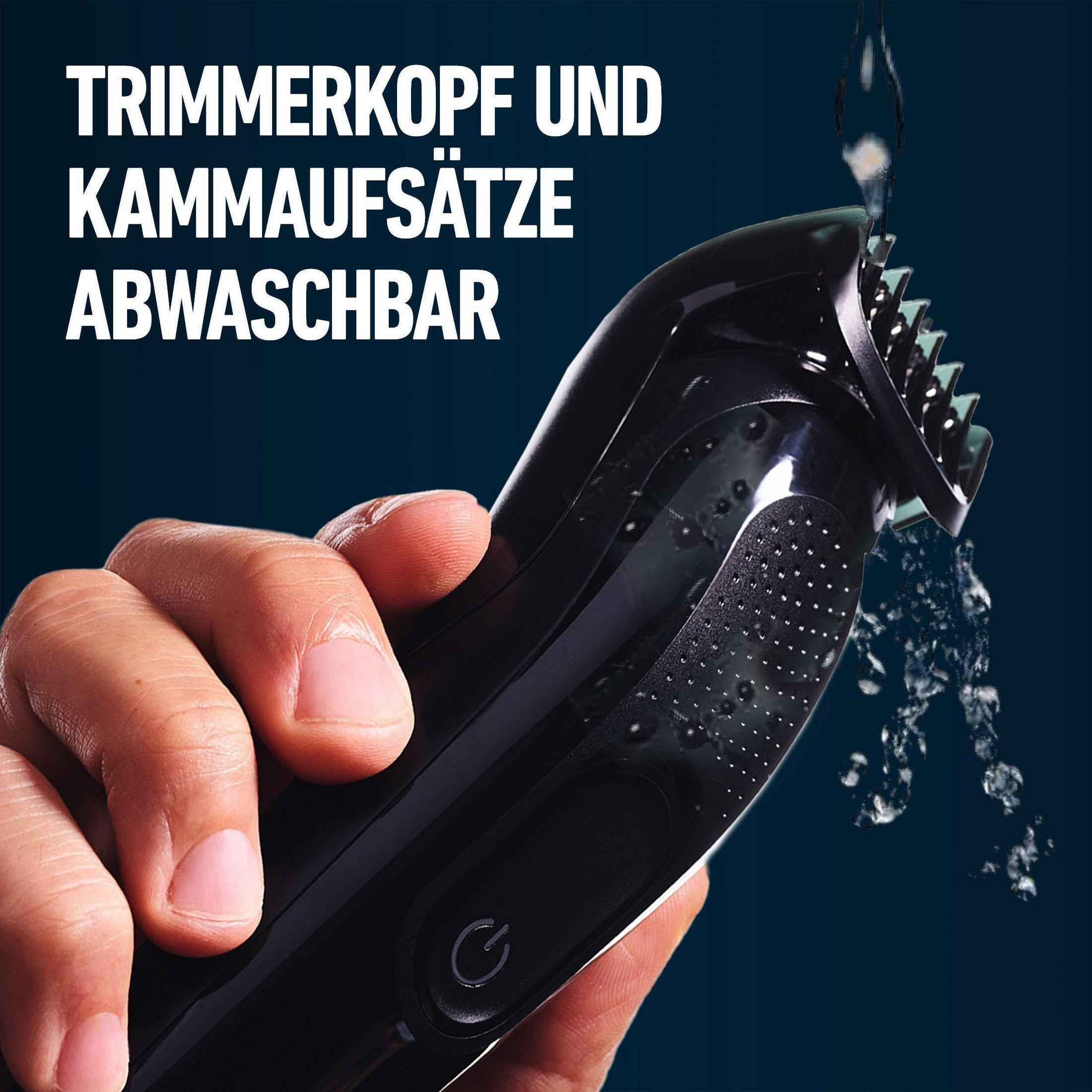 Ein schwarzer Elektrorasierer wird mit Wasser gespült, gehalten in einer Hand. Dunkelblauer Hintergrund.
