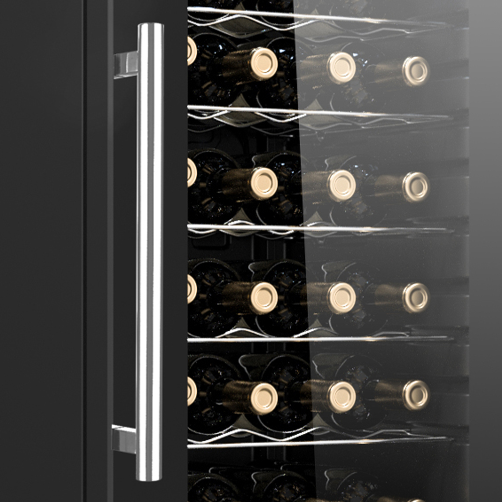 Primer plano de botellas de vino en una vinoteca. Puerta de cristal, asa metálica. Fondo oscuro.