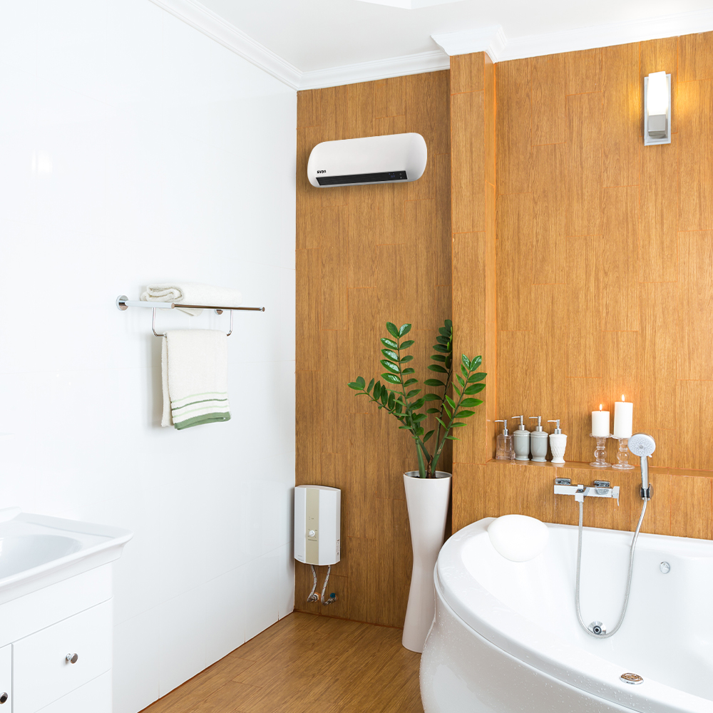Escena de baño con calefactor eléctrico blanco en pared de madera. Bañera y planta visibles.