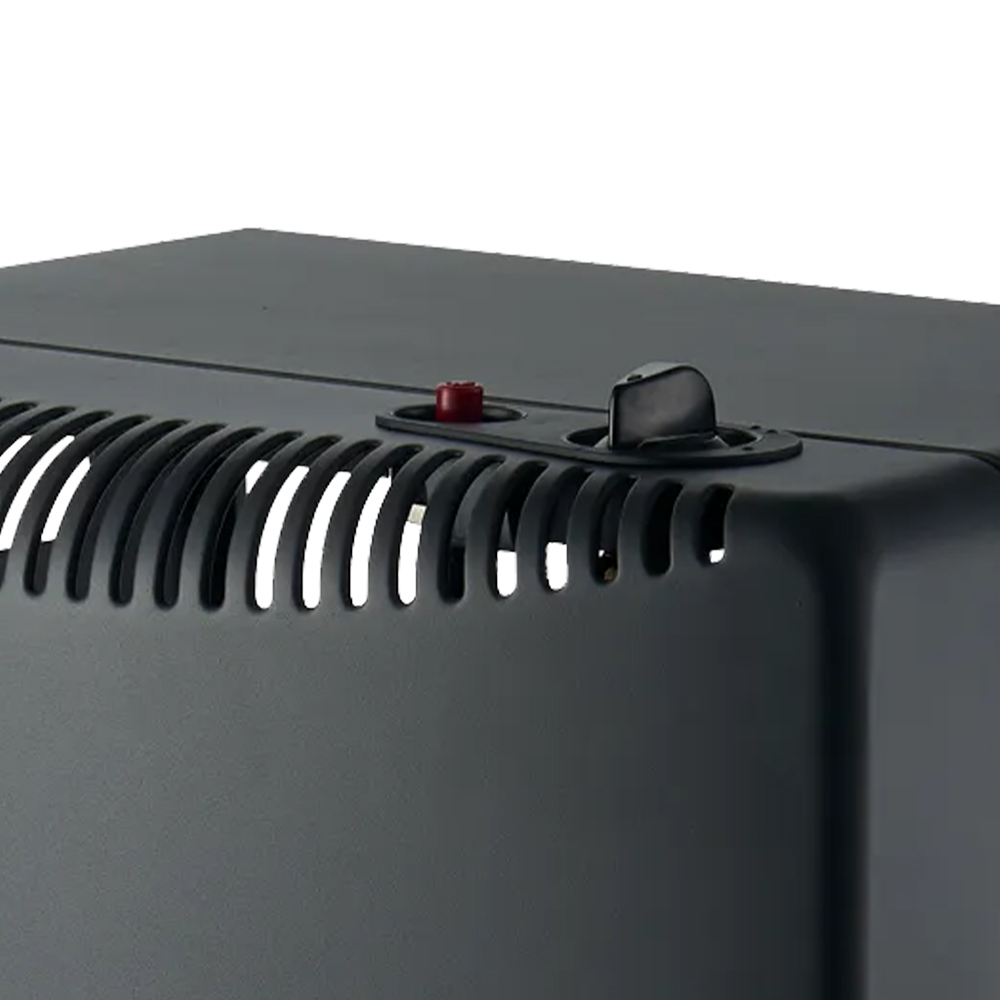 Primer plano de un electrodoméstico negro con ventilación y una perilla. Un botón rojo en la parte superior.