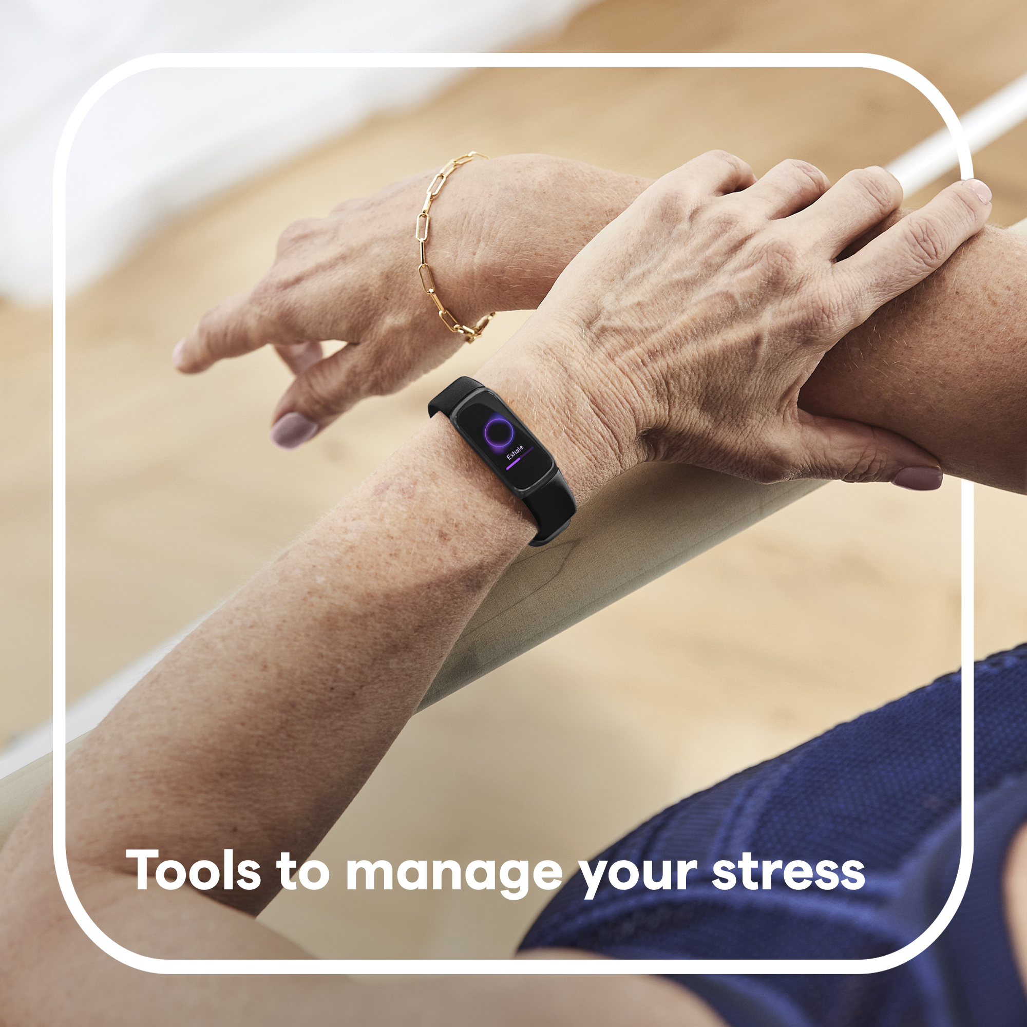 Person trägt Smartwatch. Text: Tools zur Stressbewältigung. Arm und Hintergrund.