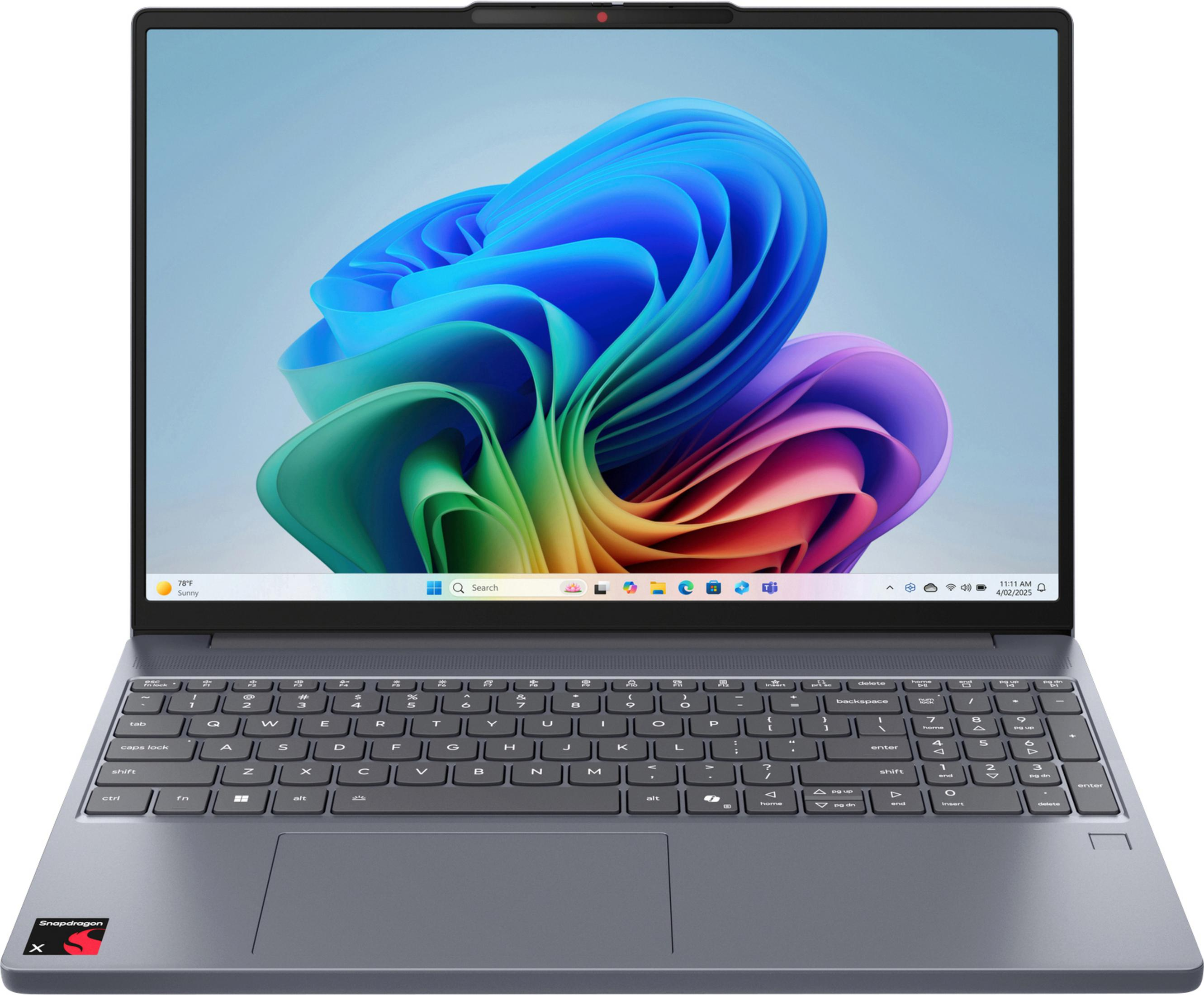 Geöffneter grauer Laptop mit buntem, abstrakten Desktop-Hintergrund. Snapdragon-Logo unten links.