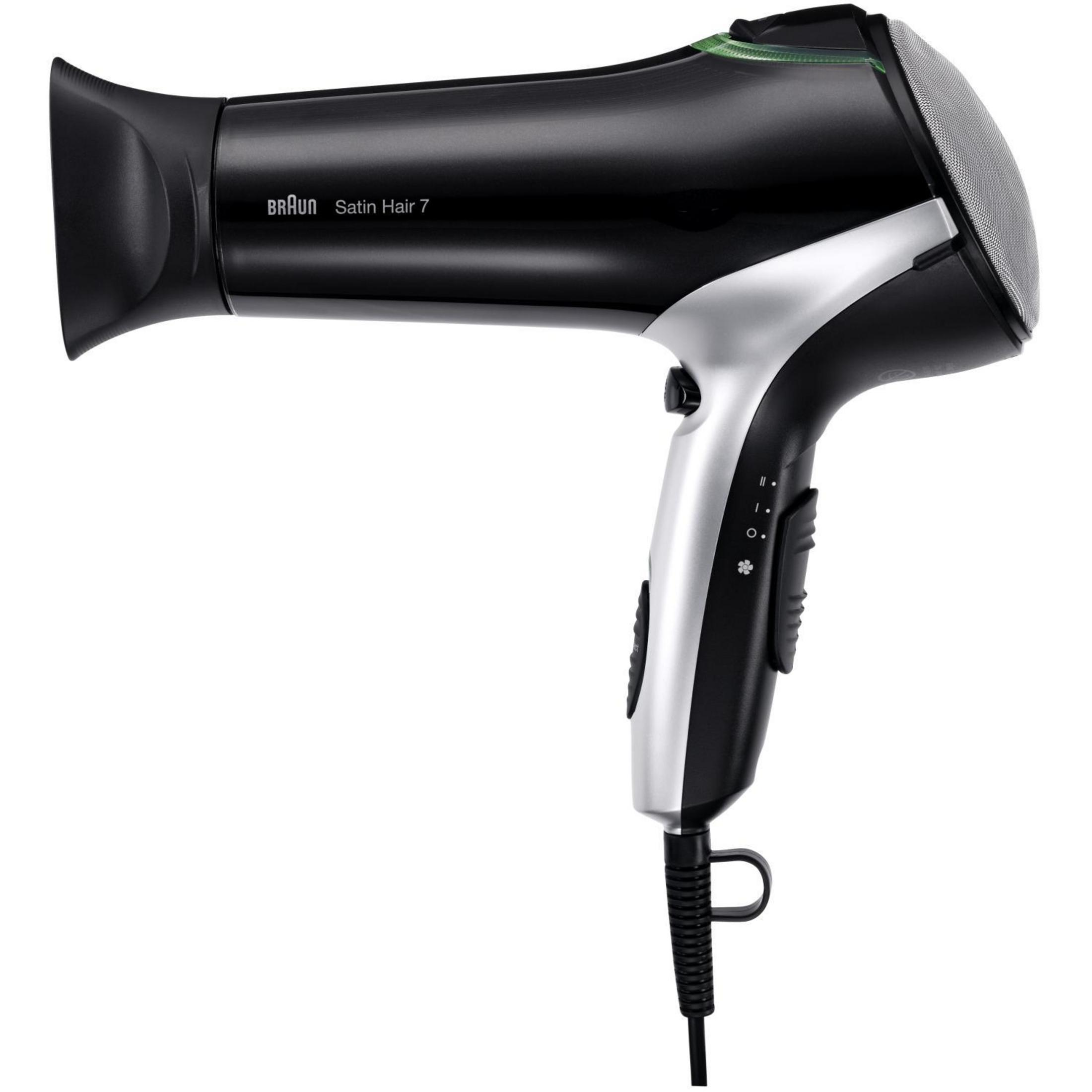 Asciugacapelli nero e argento. Ha pulsanti e un ugello. Il marchio è Braun Satin Hair 7.
