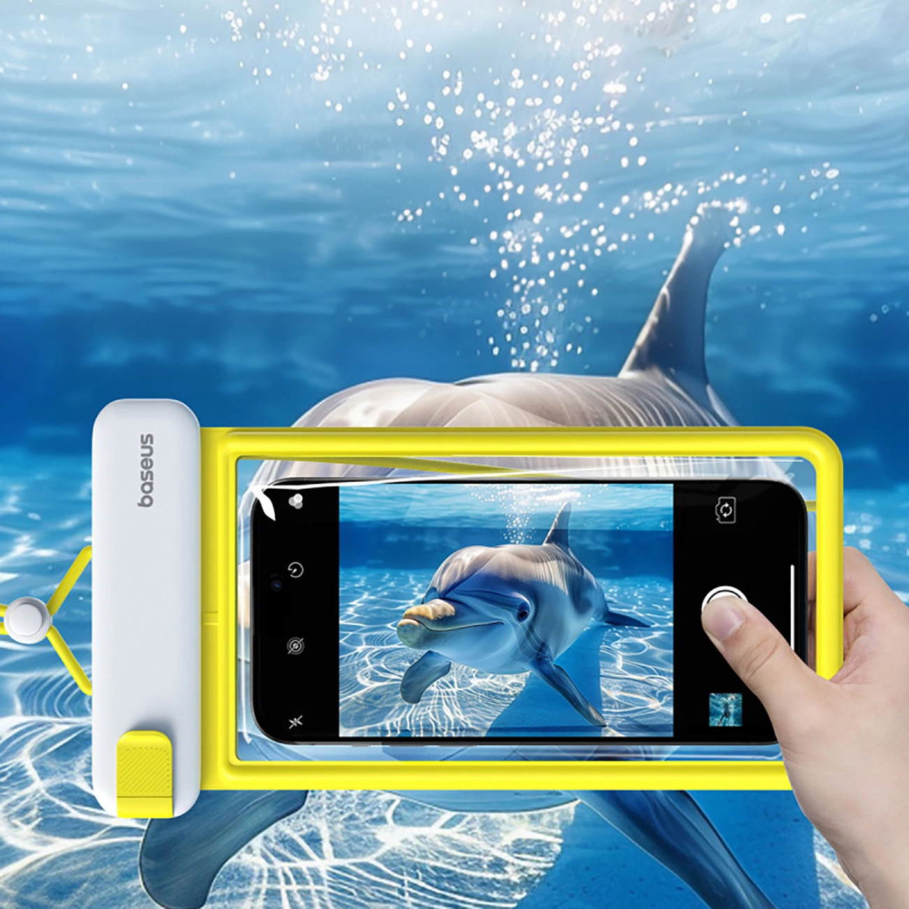 Un delfino nuota nell'acqua, fotografato con un telefono in una custodia impermeabile.