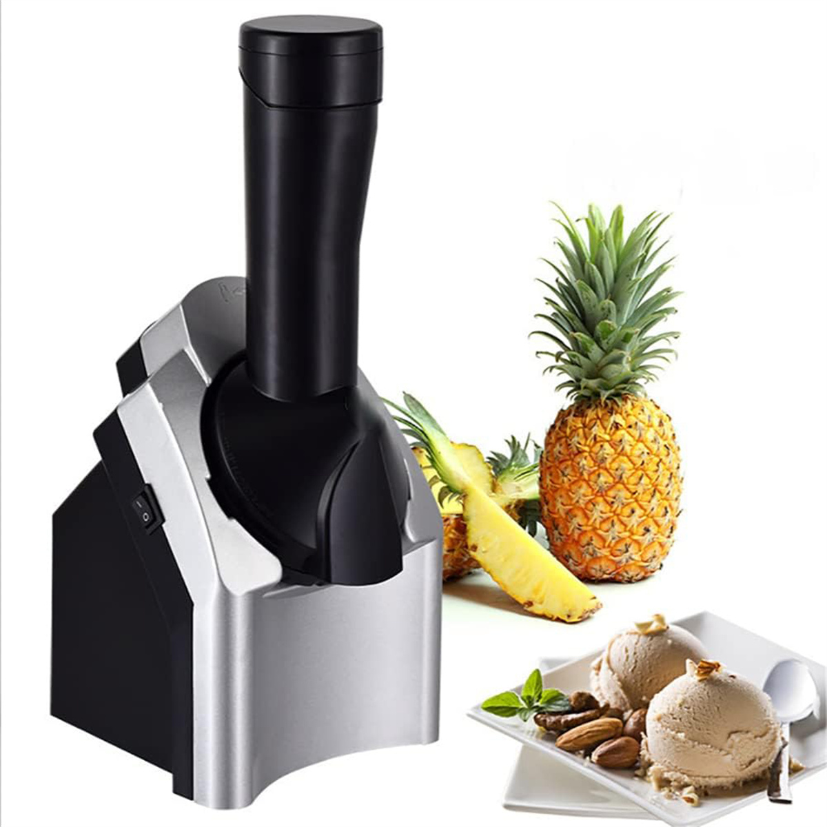 Eine Eismaschine mit Ananas und Eiscreme. Enthält auch Mandeln und einen Löffel auf dem Teller.